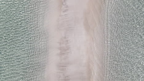 Blick-Von-Oben-Auf-Die-Azurblauen-Wellen,-Die-über-Einen-Goldenen-Sandstrand-Spülen,-Nissi-Beach,-Ayia-Napa,-Zypern