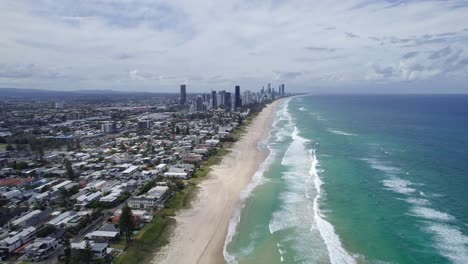 Gold-Coast-Beach---Captivating-Australian-Shoreline-With-Golden-Sands,-Turquoise-Waters,-And-Perfect-Waves-For-Surfing