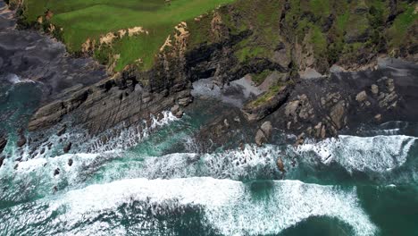Waves-crashing-on-rocky-New-Zealand-shoreline