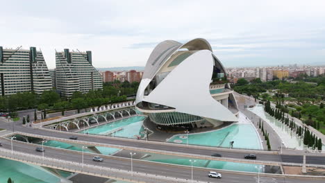 Verkehr-über-Pont-De-Montolivet-In-Der-Stadt-Der-Künste-Und-Wissenschaften,-Valencia,-Spanien