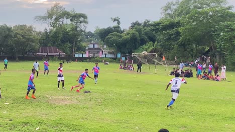 Spannung-Bei-Einem-Lokalen-Fußballturnier-In-Bangladesch,-Bei-Dem-Die-Fans-Am-Spielfeldrand-Jubeln-Und-Eine-Lebhafte-Und-Energiegeladene-Atmosphäre-Schaffen