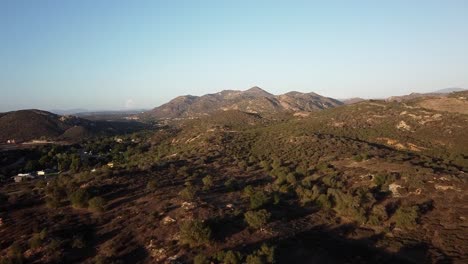 Luz-Del-Atardecer-A-Través-Del-Follaje-Y-El-Paso-Elevado-De-Las-Montañas