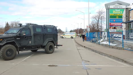 Ein-Schwer-Bewaffneter-Polizeilastwagen-Erscheint-Beim-Freiheitskonvoi-In-Windsor,-Ontario,-Kanada