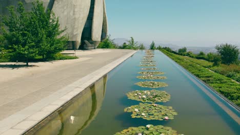 Gesamtansicht-Des-Mit-Lotusblumen-Gefüllten-Brunnens-Mit-Der-Reflexion-Der-Architektur-Des-Bahai-Tempels-In-Südamerika-An-Einem-Sonnigen-Und-Einsamen-Tag