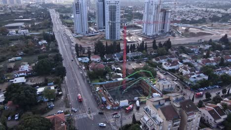 Panorama-Luftaufnahme-Von-Wolkenkratzern-Im-Bau-Mit-Blick-Auf-Die-Stadt-Im-Hintergrund,-Tel-Aviv,-Israel