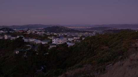 Weitwinkelaufnahme-Des-Stadtbildes-Von-Wellington,-Der-Hauptstadt-Neuseelands,-In-Der-Abenddämmerung