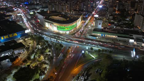 Zeitraffer-Des-Stadtzentrums-Von-Santo-Domingo-Mit-Agora-Einkaufszentrum-Und-IKEA-Gebäude-Bei-Nacht