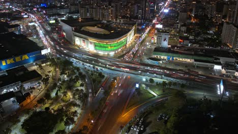 Lapso-De-Tiempo-Del-Centro-De-La-Ciudad-De-Santo-Domingo-Con-El-Centro-Comercial-Agora-Y-El-Edificio-Ikea-En-La-Noche