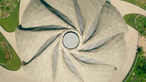 Vista-Aérea-De-La-Arquitectura-Envolvente,-Diseño-En-Espiral-Del-Templo-Bahai-De-Sudamérica,-Santiago,-Chile