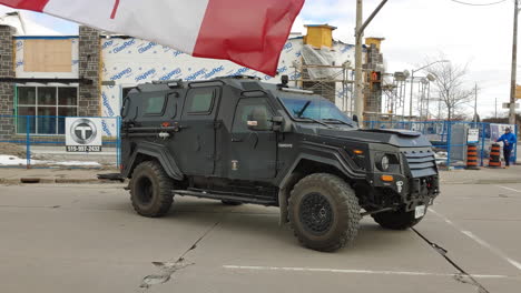 Coche-De-Policía-Blindado-Mientras-Las-Multitudes-Toman-Las-Calles-Para-Exigir-Un-Cambio:-Convoy-De-Libertad-En-Windsor,-Ontario