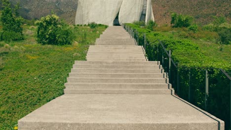 Punto-De-Vista-De-Un-Zoom-Al-Subir-Las-Escaleras-Al-Templo-Bahai-En-Sudamérica-En-Un-Día-Soleado-Y-Solitario