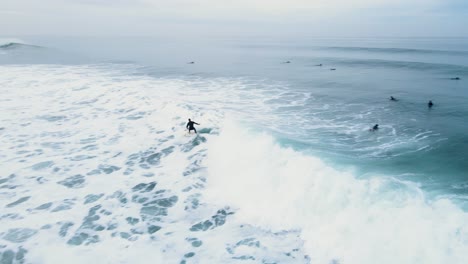 Luftaufnahme-Eines-Nicht-Wiederzuerkennenden-Surfers-Auf-Einer-Welle