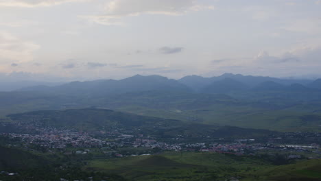 Akhaltsikhe-Ciudad-Y-Valle-Y-Montañas-En-Neblina-Al-Atardecer,-Georgia