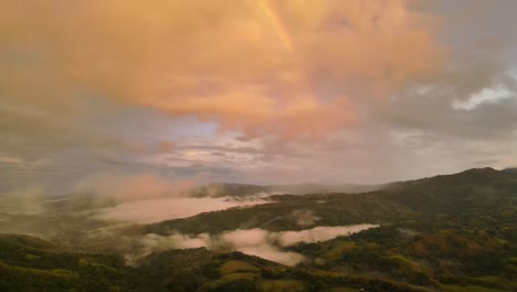 Vuelo-Sobre-La-Niebla-Y-El-Arco-Iris-En-Los-Densos-Bosques-Tropicales-De-Costa-Rica,-4k