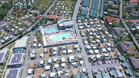 Reihen-Kleiner-Cottages-Umgeben-Das-Hauptgebäude-Des-Resorts-Mit-Pool-Und-Tennisplatz