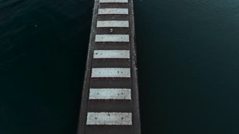 Drohne-Fliegt-über-Ein-Containerschiff,-Das-An-Einem-Hafen-Am-Ontariosee-Angedockt-Ist