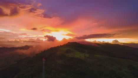 Lufthyperlapse-über-Den-Dichten-Tropischen-Wäldern-Von-Costa-Rica,-Sonnenaufgang-Und-Nebel