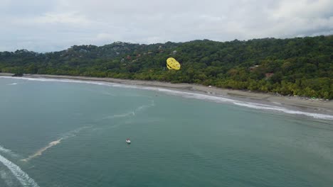 Kitesurfing-at-sea-at-the-Manuel-Antonio-national-park-in-Costa-Rica