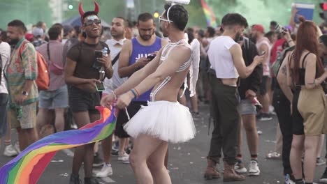 Tomas-En-Cámara-Lenta-De-Visitantes-Disfrazados-Y-Enmascarados-Al-Desfile-Del-Orgullo-En-Buenos-Aires-En-La-Plaza-De-Mayo