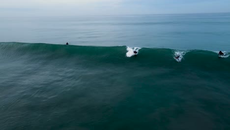Ein-Nicht-Wiederzuerkennender-Surfer,-Der-In-Eine-Welle-Paddelt
