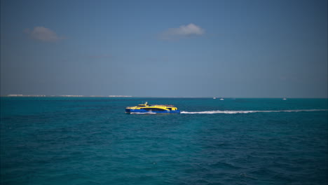 Gelbe-Fähre,-Die-An-Einem-Sonnigen-Tag-Von-Isla-Mujeres-Nach-Cancun,-Mexiko-Fährt-Und-Durch-Das-Karibische-Meer-Fährt