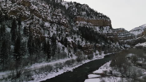 I70-Wasserströme-Im-Colorado-River-Durch-Den-Glennwood-Canyon-Im-Winter
