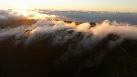 Amanecer-En-El-Pico-De-La-Montaña-Pico-Do-Arieiro-En-Madeira,-Portugal---Toma-Aérea-De-Drones