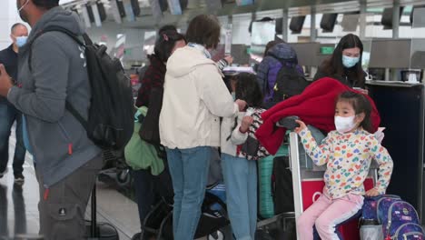 Chinesische-Flugpassagiere-Stehen-Schlange,-Um-Am-Schalter-Der-Air-China-Airline-Am-Internationalen-Flughafen-Chek-Lap-Kok-In-Hongkong-Einzuchecken