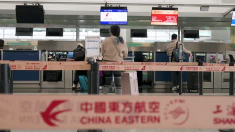 Flugpassagiere-Checken-Am-Schalter-Der-Chinesischen-Fluggesellschaft-China-Eastern-Airlines-Am-Internationalen-Flughafen-Chek-Lap-Kok-In-Hongkong-Ein