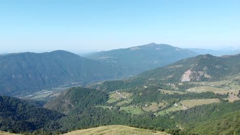 Vista-Aérea-De-Los-Pastos-De-Montaña-En-El-Campo-De-Eslovenia-En-Un-Día-Soleado-De-Verano