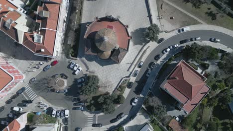 Bewundern-Sie-Die-Atemberaubende-Luftaufnahme-Einer-Kapelle-Mit-Rotem-Dach,-Eingebettet-Zwischen-Den-Farbenfrohen-Gebäuden-Der-Historischen-Stadtlandschaft-Lissabons,-Einer-Faszinierenden-Mischung-Aus-Europäischer-Architektur