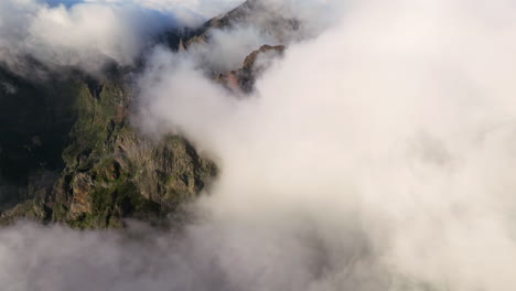 Wolkenlandschaft-Mit-überdachten-Felsketten-Des-Pico-Do-Arieiro-Auf-Der-Insel-Madeira,-Portugal