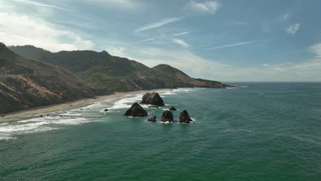 Luftaufnahme-Großer-Felseninseln,-Die-Aus-Der-Farbenfrohen-Küste-Kaliforniens-Hervorragen