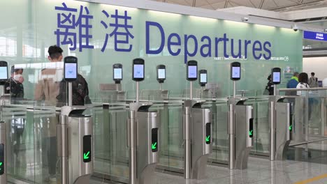 Ein-Flugpassagier-Durchläuft-Eine-Sicherheitskontrolle-In-Der-Abflughalle-Des-Internationalen-Flughafens-Hongkong
