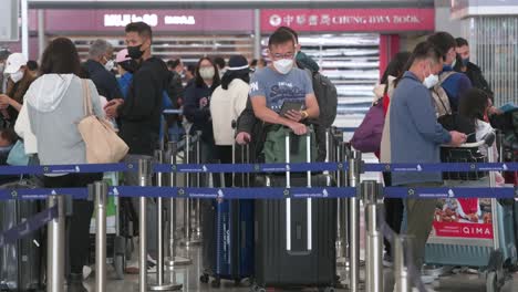 Chinesische-Reisepassagiere-Stehen-Schlange,-Um-Am-Schalter-Der-Air-China-Airline-Am-Internationalen-Flughafen-Chek-Lap-Kok-In-Hongkong-Einzuchecken