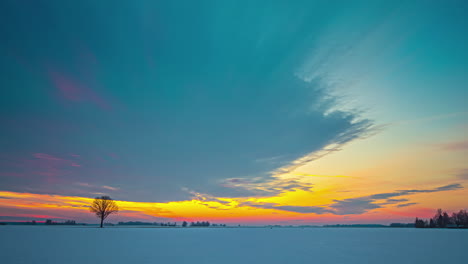 Zeitraffer-Eines-Orangefarbenen-Und-Grauen-Wolkigen-Sonnenuntergangs-über-Einem-Schneebedeckten-Feld