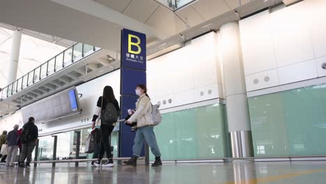 Chinesische-Flugpassagiere-Werden-Nach-Der-Landung-Auf-Dem-Internationalen-Flughafen-Chek-Lap-Kok-In-Hongkong-In-Der-Ankunftshalle-Gesehen