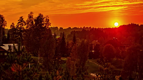 Zeitraffer-Von-Wald-Und-Häusern-Mit-Orangefarbenem-Sonnenuntergang