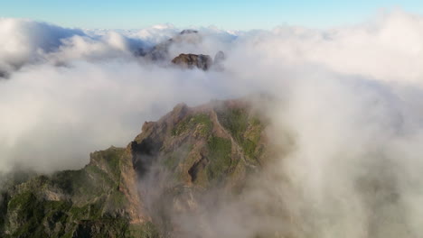 Nubes-Rodantes-En-Los-Picos-De-Las-Montañas-Rocosas-De-Pico-Do-Arieiro,-Isla-De-Madeira,-Portugal