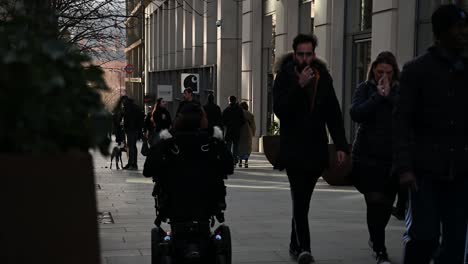 Varias-Personas-Caminando-Entre-Carbons-Yard-Y-Kings-Cross,-Londres,-Reino-Unido