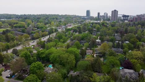 Luftaufnahme-Der-Innenstadt-Von-Mississauga-Mit-Blick-Auf-Den-Lake-Ontario