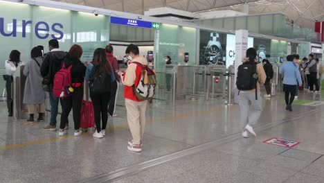 Pasajeros-De-Vuelos-Chinos-Esperan-En-Fila-Para-Pasar-El-Control-De-Seguridad-En-La-Sala-De-Salidas-Del-Aeropuerto-Internacional-Chek-Lap-Kok-En-Hong-Kong,-China