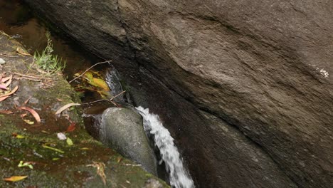 Wasserkaskade,-Die-Zwischen-Felsen-Im-Parque-Das-Frechas-In-Portugal-Fließt---Hoher-Winkel