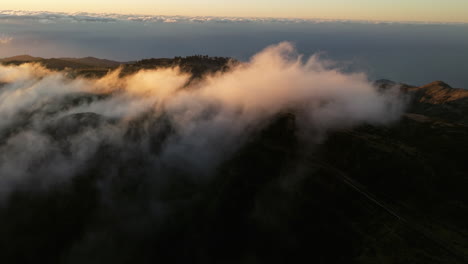 Nebelige-Wolken-Des-Sonnenaufgangs-über-Dem-Berggipfel-Des-Pico-Do-Areeiro-Auf-Der-Insel-Madeira,-Portugal