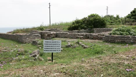 Ruinas-Antiguas-Del-Baño-Romano-Histórico-En-El-Cabo-Kaliakra-En-Bulgaria