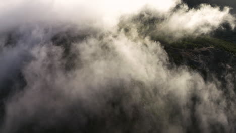 Nubes-Brumosas-Rodantes-Sobre-Los-Picos-De-Las-Montañas-De-Pico-Do-Arieiro-En-La-Isla-De-Madeira,-Portugal