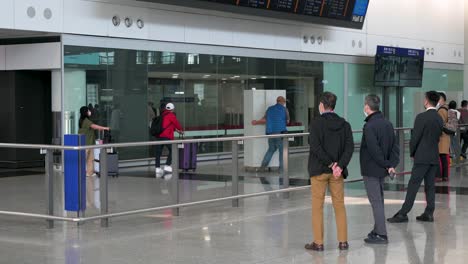 Los-Pasajeros-Del-Vuelo-Son-Vistos-En-La-Sala-De-Llegadas-Después-De-Aterrizar-En-El-Aeropuerto-Internacional-Chek-Lap-Kok-De-Hong-Kong