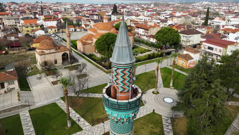 Famoso-Antiguo-Minarete-De-La-Mezquita-Verde-En-La-Ciudad-De-Iznik,-Bursa,-Turquía