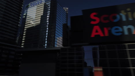 Amplia-Toma-Exterior-De-Los-Logotipos-Del-Exterior-Del-Edificio-Scotiabank-Arena