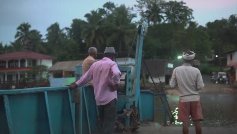 Drei-Männer-Auf-Einem-Transportboot-In-Einer-Exotischen-Gegend-Bei-Sonnenaufgang